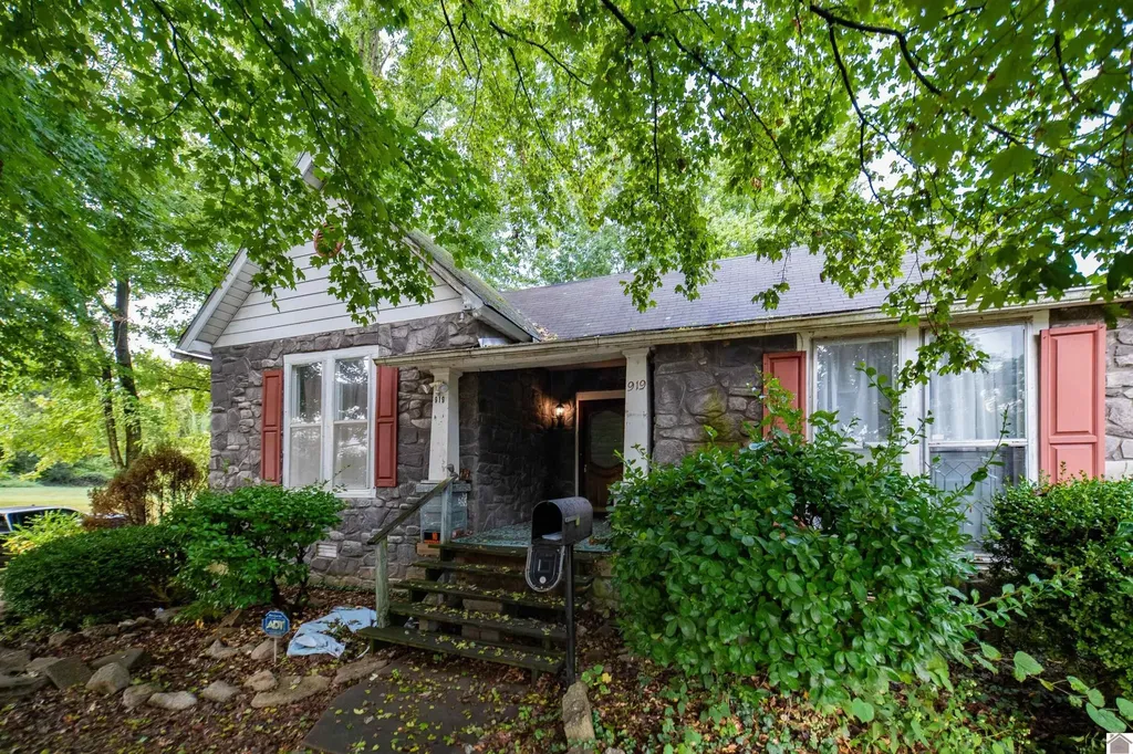 919 Troy Avenue Hickman KY 42050