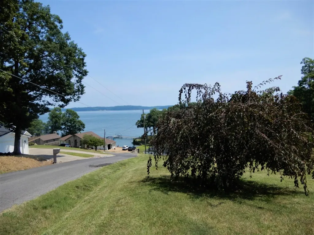 27 Paradise Point Gilbertsville KY 42044