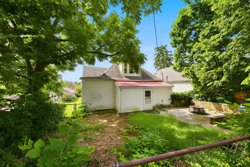 1459 High Street Paris KY 40361