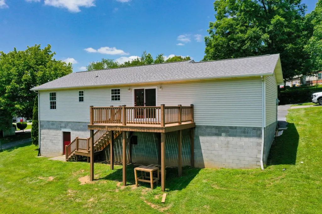 491 Hopkins Cemetery Road Lily KY 40740