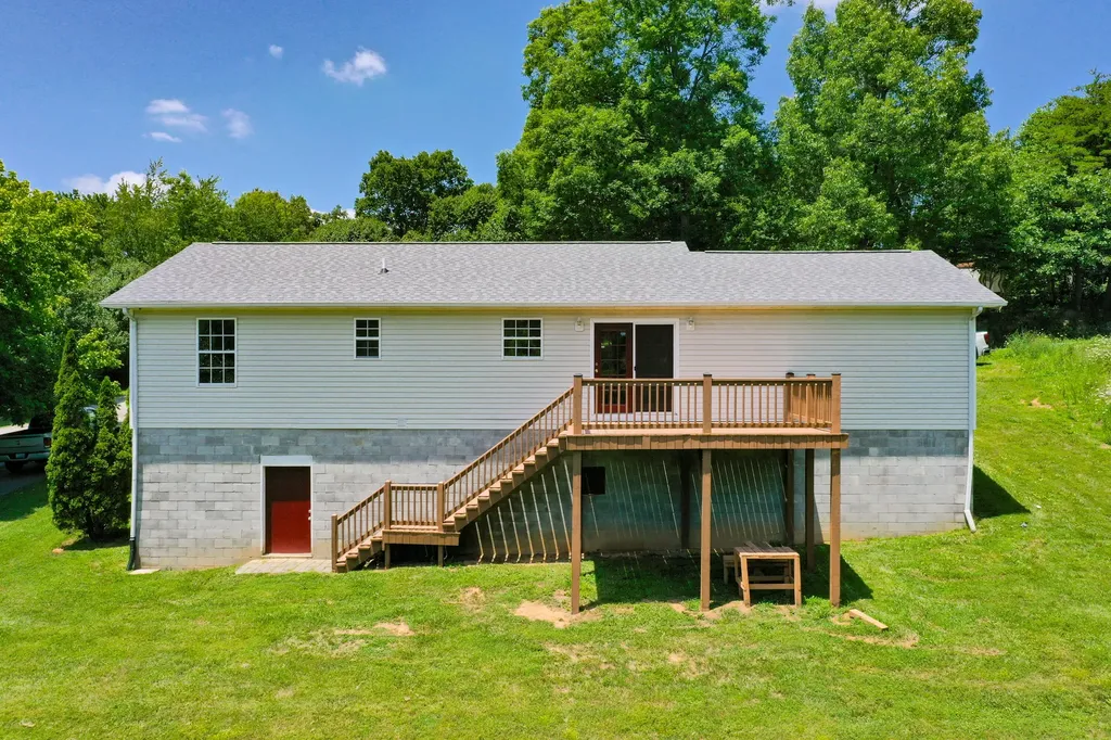 491 Hopkins Cemetery Road Lily KY 40740