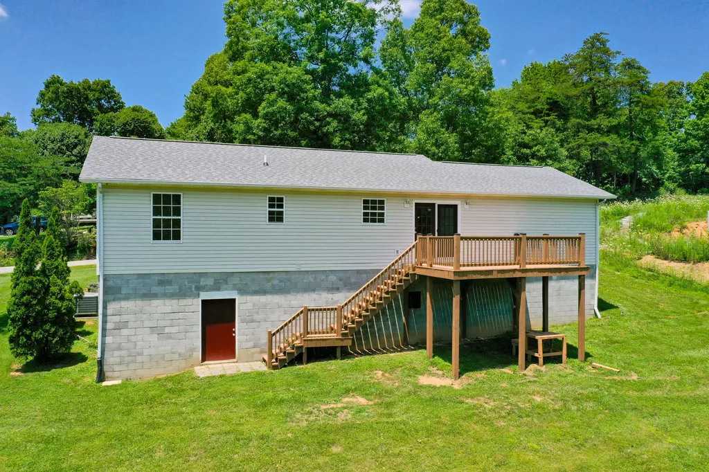 491 Hopkins Cemetery Road Lily KY 40740
