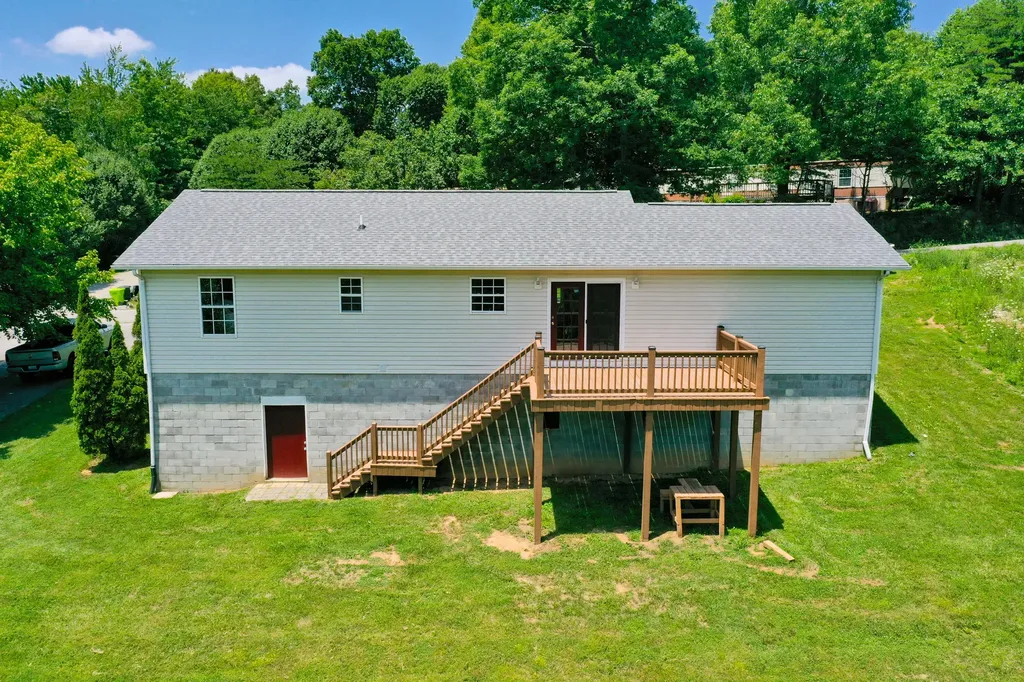 491 Hopkins Cemetery Road Lily KY 40740