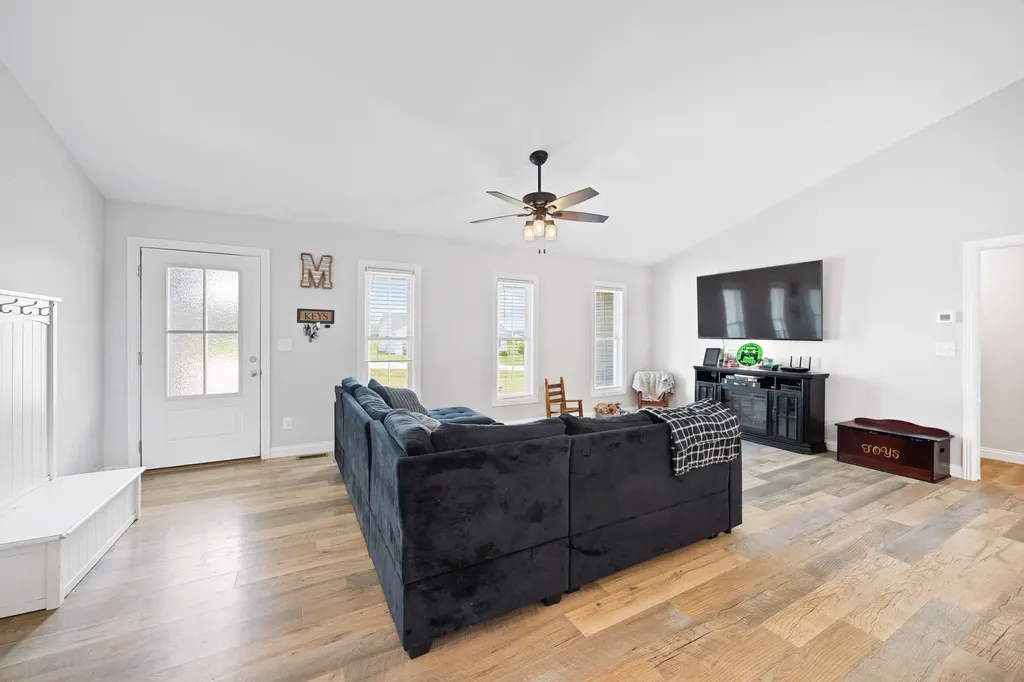 120 Mohican Trail Jeffersonville KY 40337