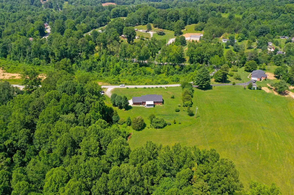 79 Hopkins Cemetery Road Lily KY 40740