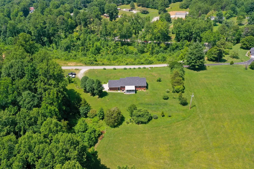 79 Hopkins Cemetery Road Lily KY 40740
