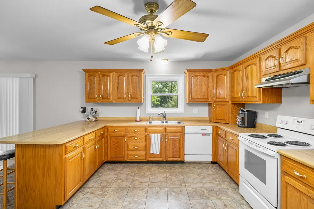 79 Hopkins Cemetery Road Lily KY 40740
