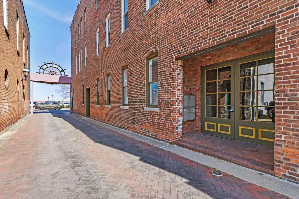108 Maiden Alley Paducah KY 42001