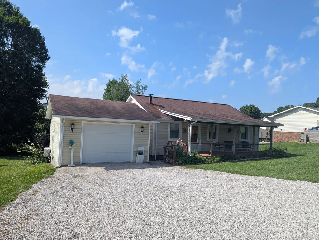 3107 E Highway 552 Lily KY 40740