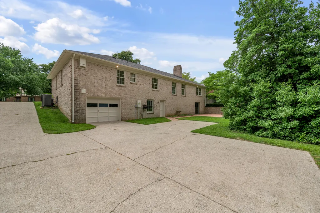 924 Chinoe Road Lexington KY 40502