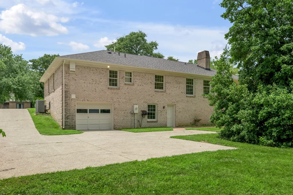 924 Chinoe Road Lexington KY 40502