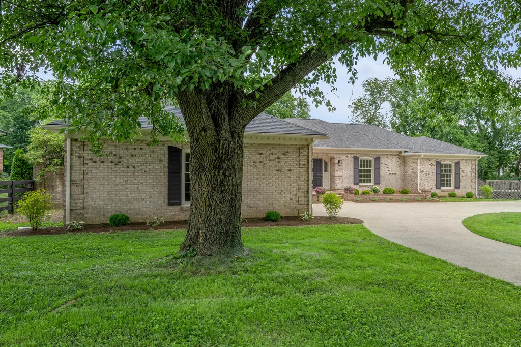 924 Chinoe Road Lexington KY 40502