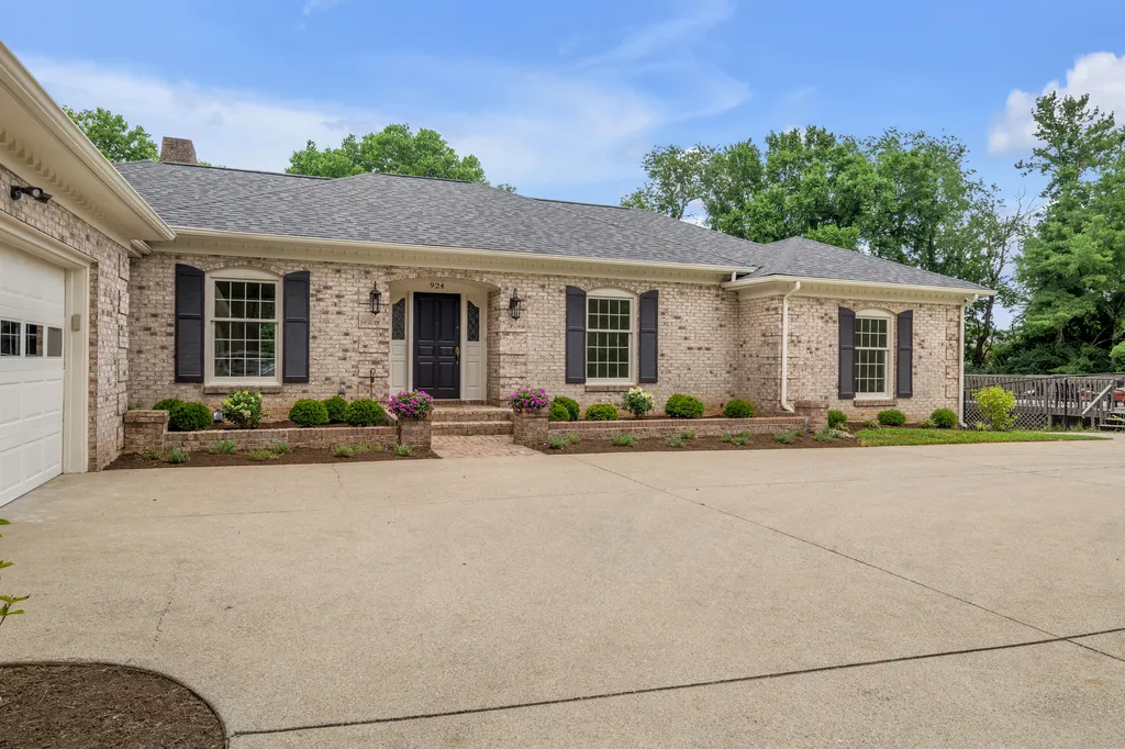 924 Chinoe Road Lexington KY 40502