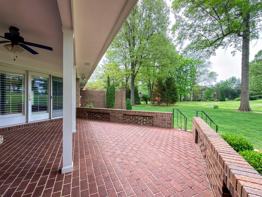 1517 Gleneagles Drive Paducah KY 42001