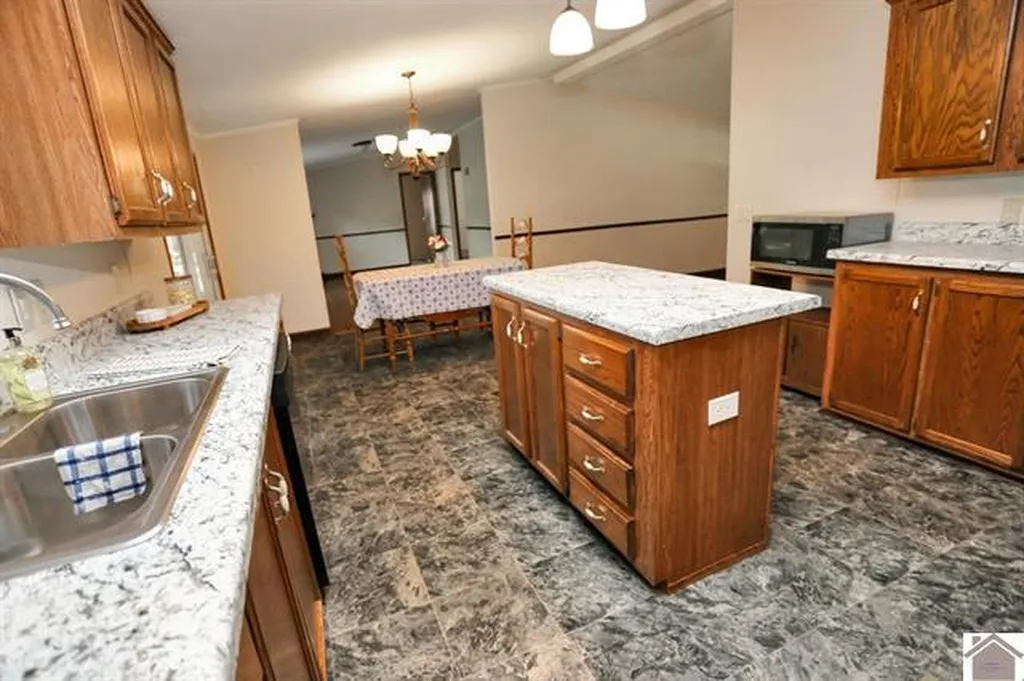 18 Kenwood Drive Murray KY 42071