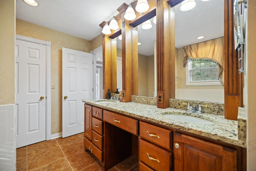 871 Woods Edge Drive Somerset KY 42503