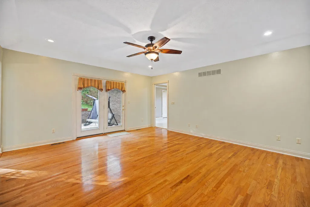 871 Woods Edge Drive Somerset KY 42503