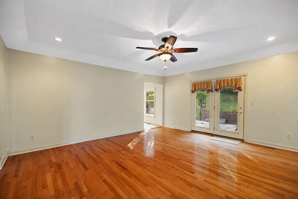 871 Woods Edge Drive Somerset KY 42503