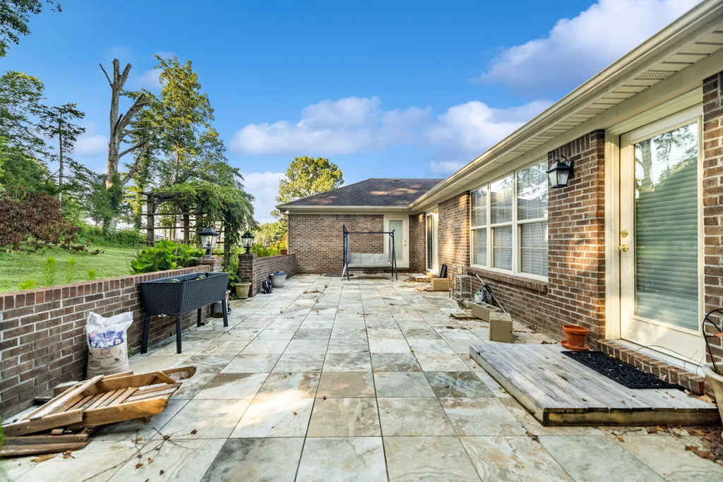 871 Woods Edge Drive Somerset KY 42503