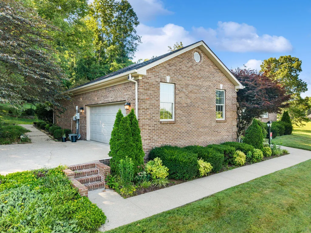 871 Woods Edge Drive Somerset KY 42503