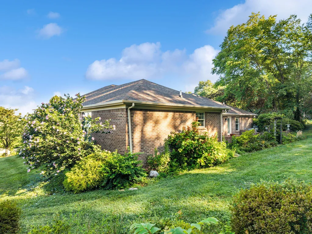 871 Woods Edge Drive Somerset KY 42503