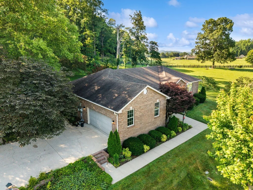 871 Woods Edge Drive Somerset KY 42503