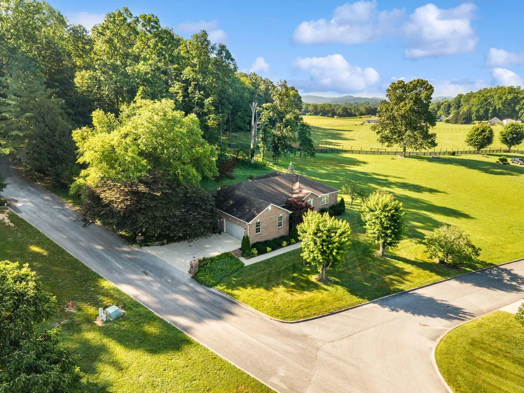 871 Woods Edge Drive Somerset KY 42503