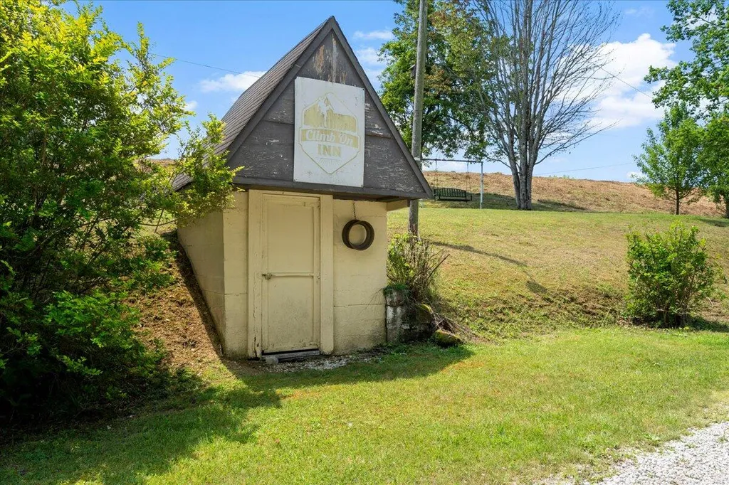 5931 Ky-15 Pine Ridge KY 41360