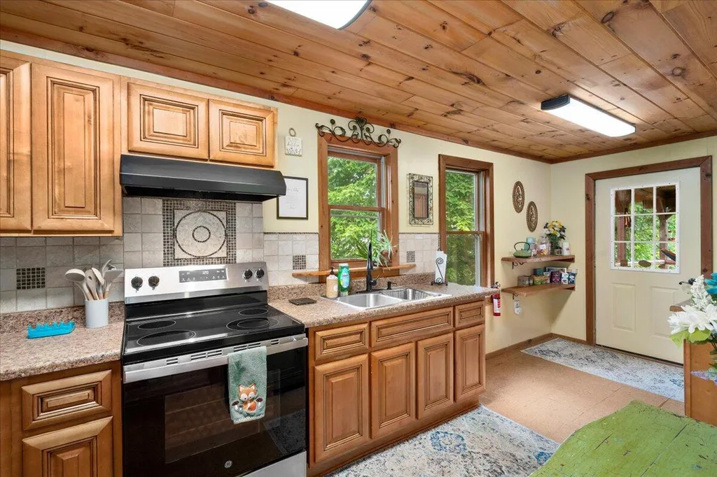 5931 Ky-15 Pine Ridge KY 41360