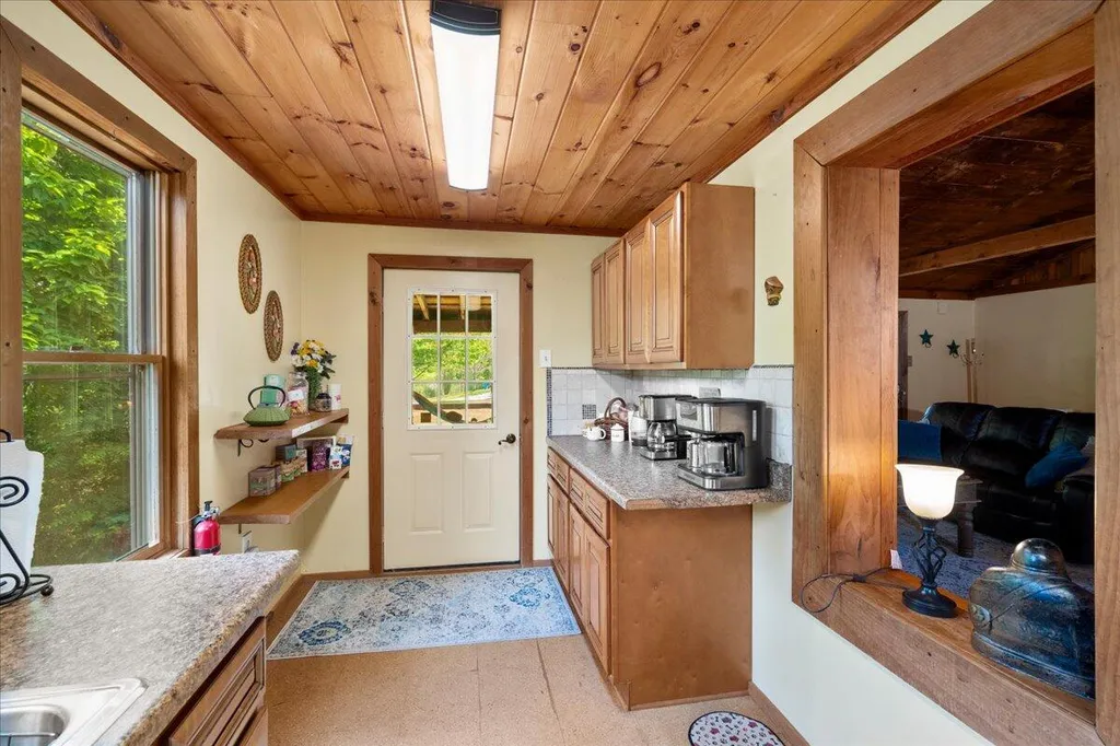 5931 Ky-15 Pine Ridge KY 41360