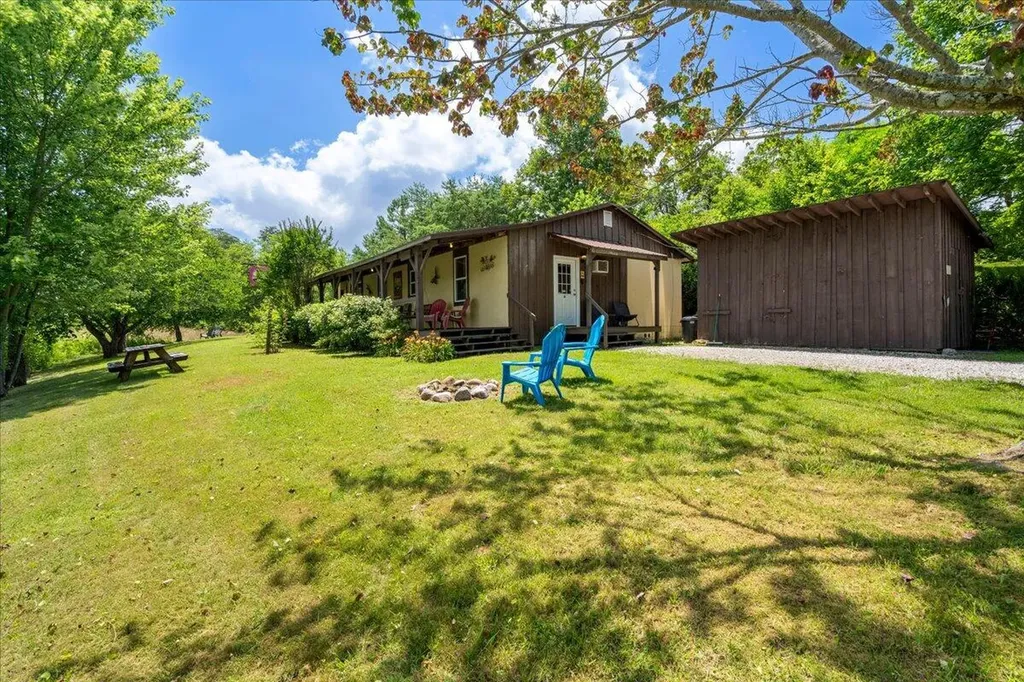 5931 Ky-15 Pine Ridge KY 41360