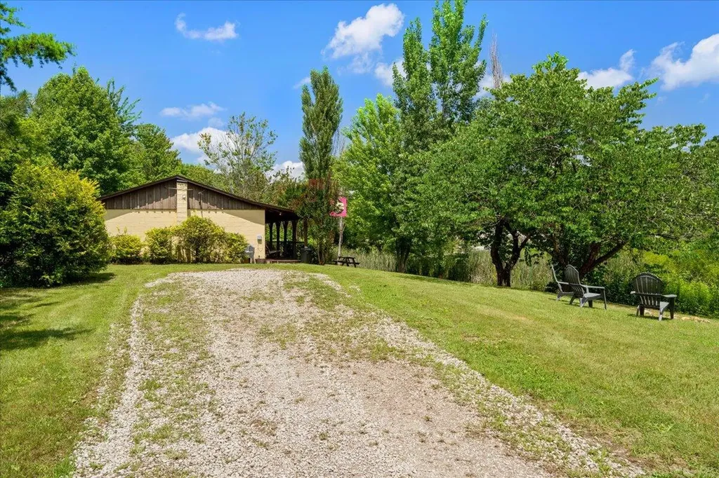 5931 Ky-15 Pine Ridge KY 41360