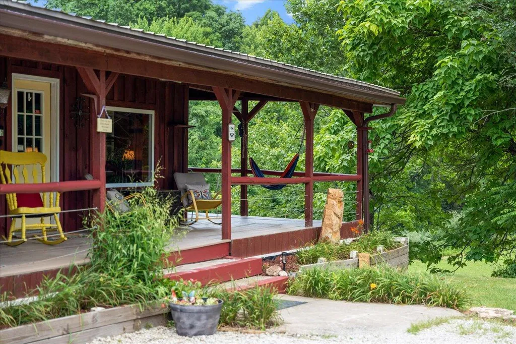 5931 Ky-15 Pine Ridge KY 41360
