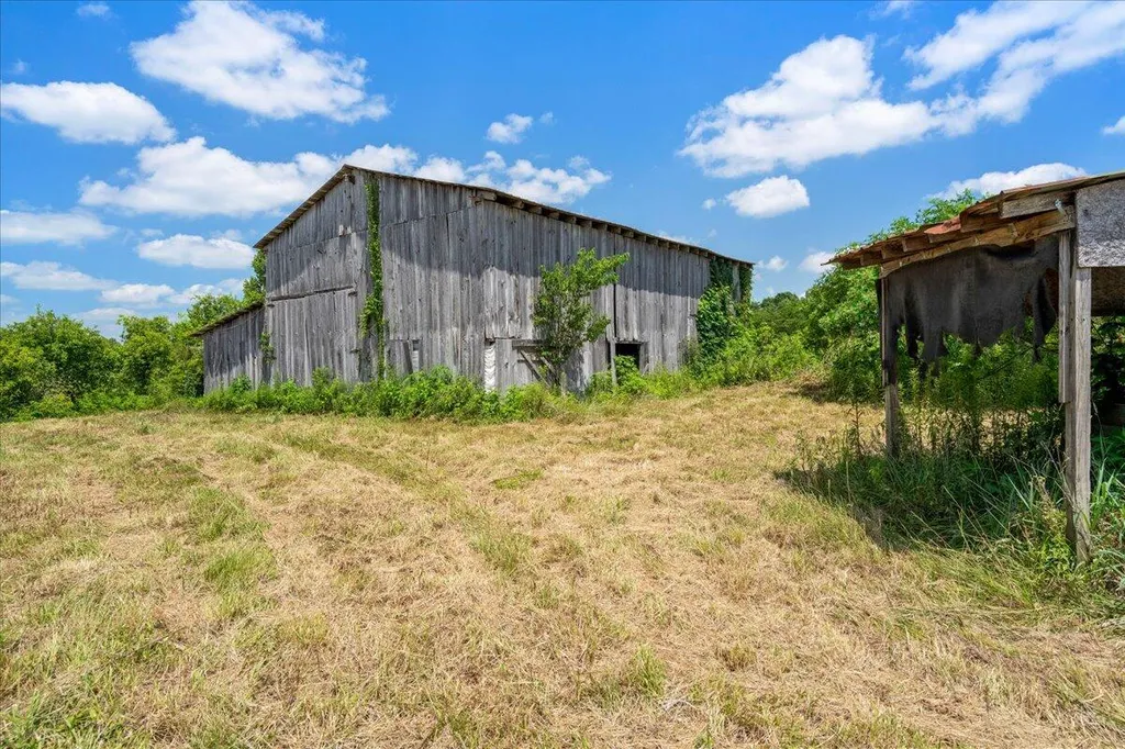 5931 Ky-15 Pine Ridge KY 41360