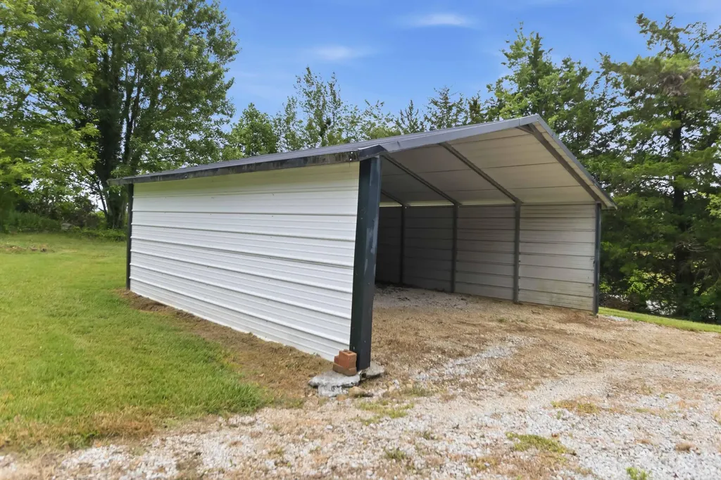 3065 Oak Hill Road Bethelridge KY 42516