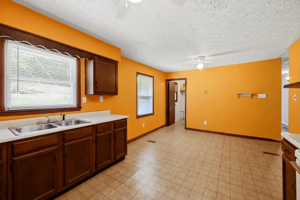 104 Crouch Lane Irvine KY 40336