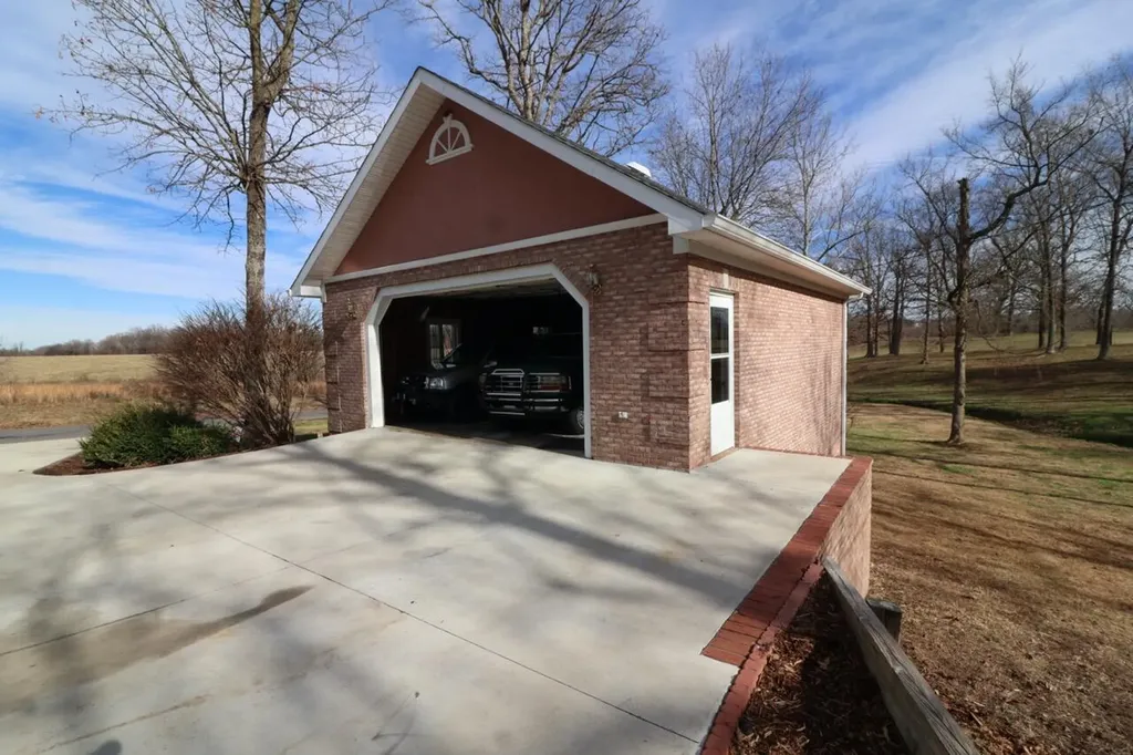 2933 Trace Creek Church Road Mayfield KY 42066