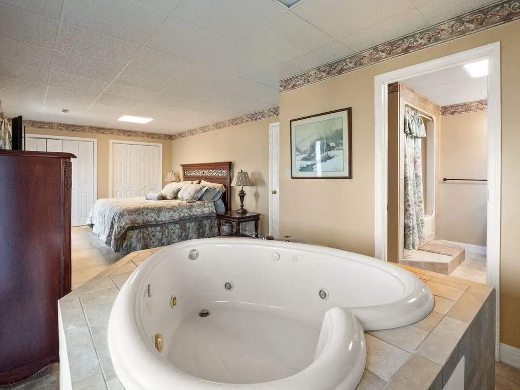 62 Lakeshore Drive New Concord KY 42076