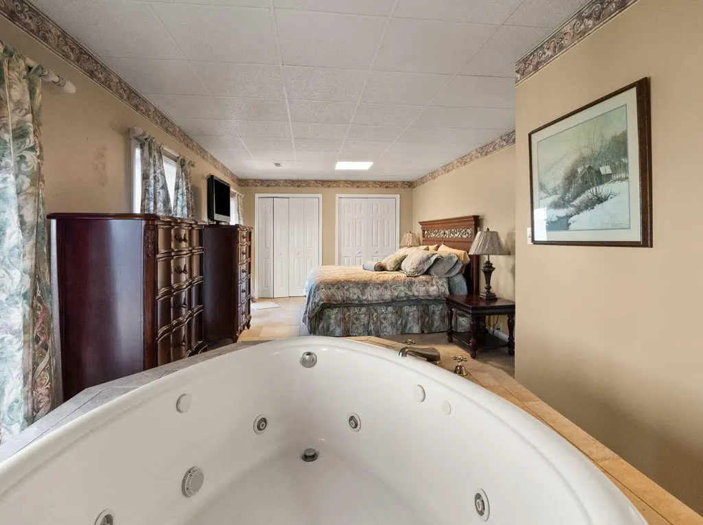 62 Lakeshore Drive New Concord KY 42076