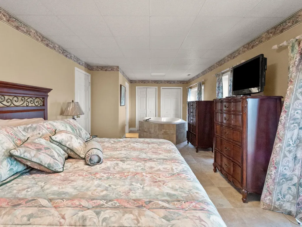 62 Lakeshore Drive New Concord KY 42076