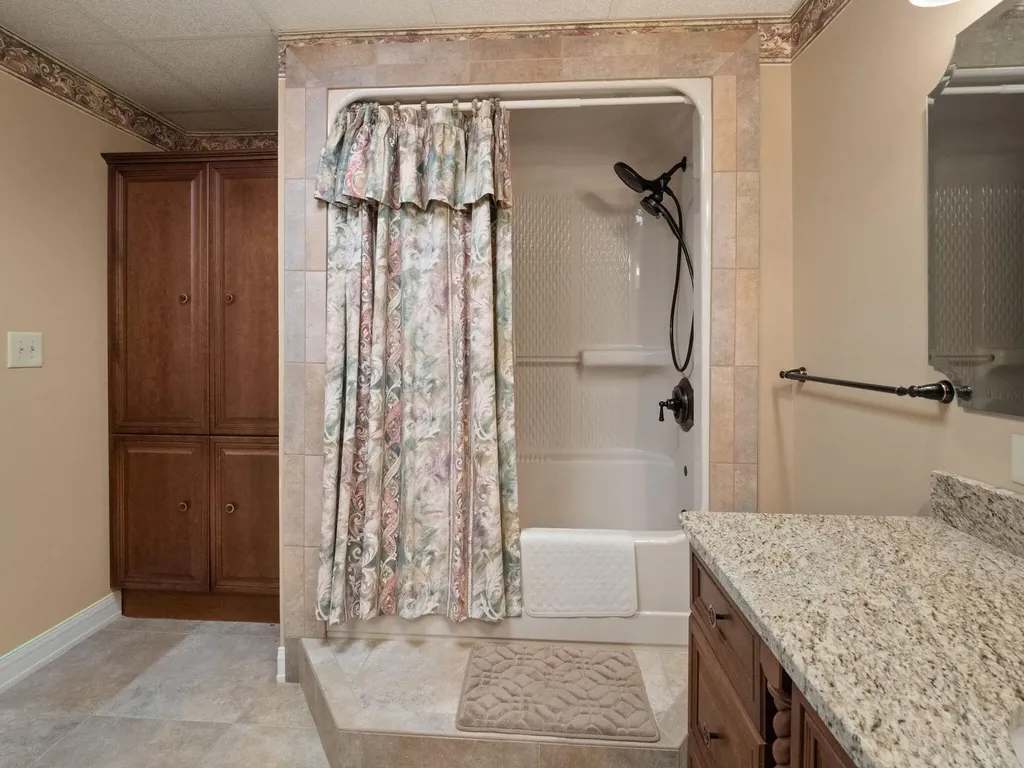 62 Lakeshore Drive New Concord KY 42076