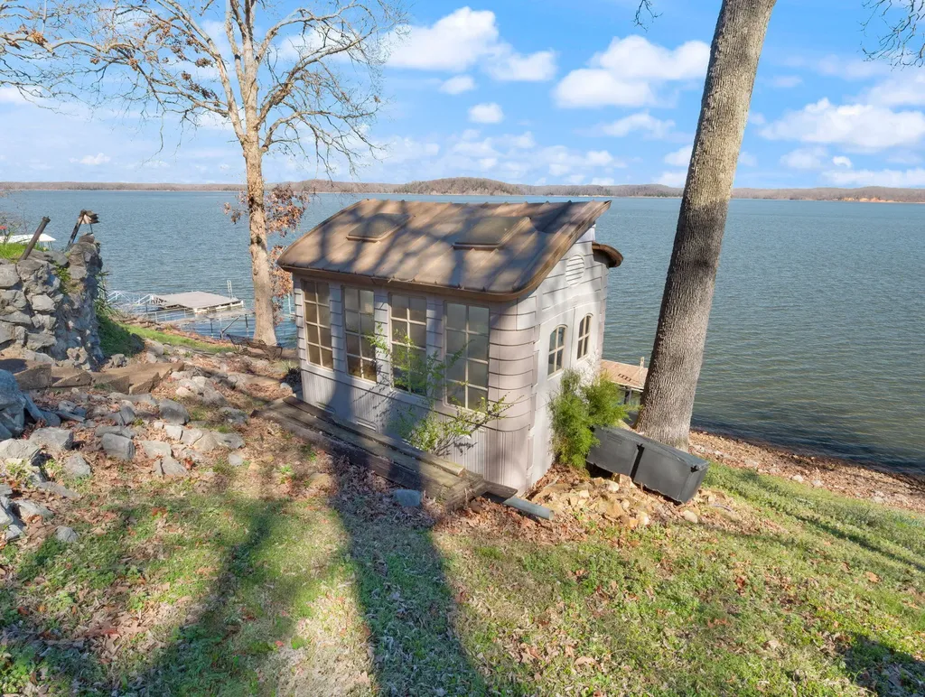 62 Lakeshore Drive New Concord KY 42076