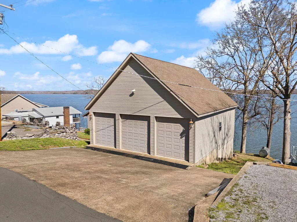 62 Lakeshore Drive New Concord KY 42076