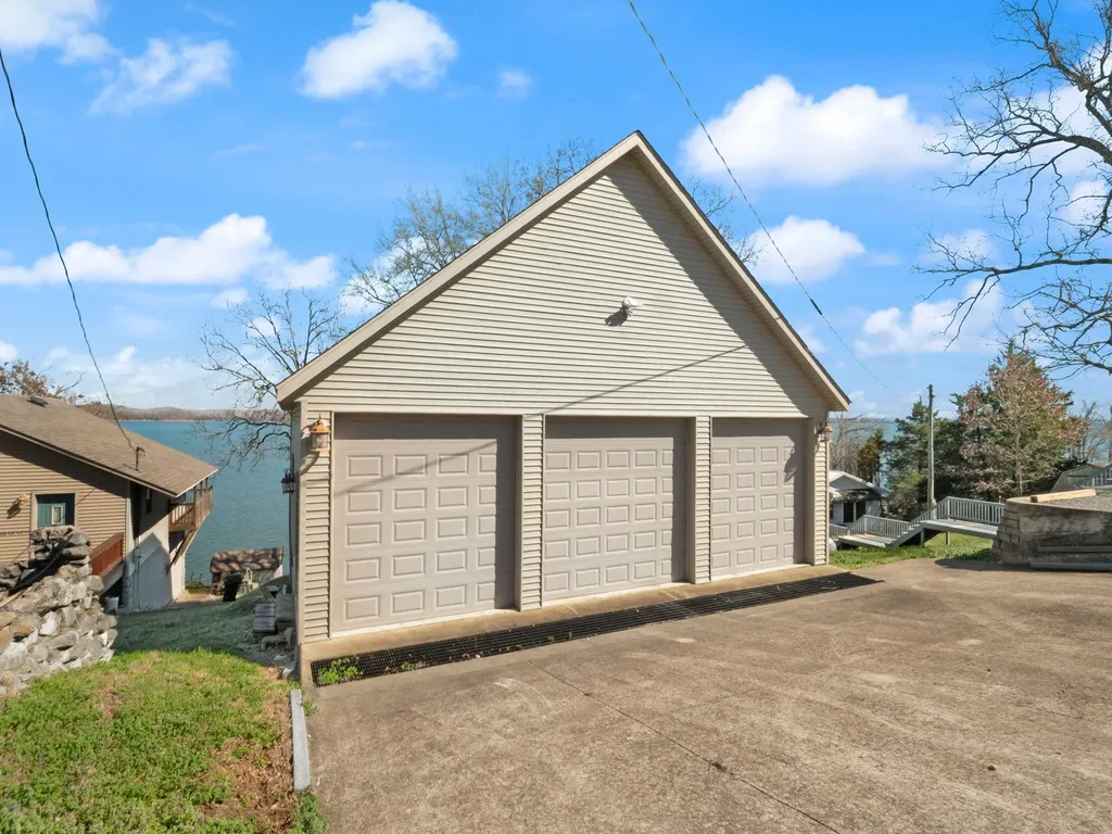 62 Lakeshore Drive New Concord KY 42076