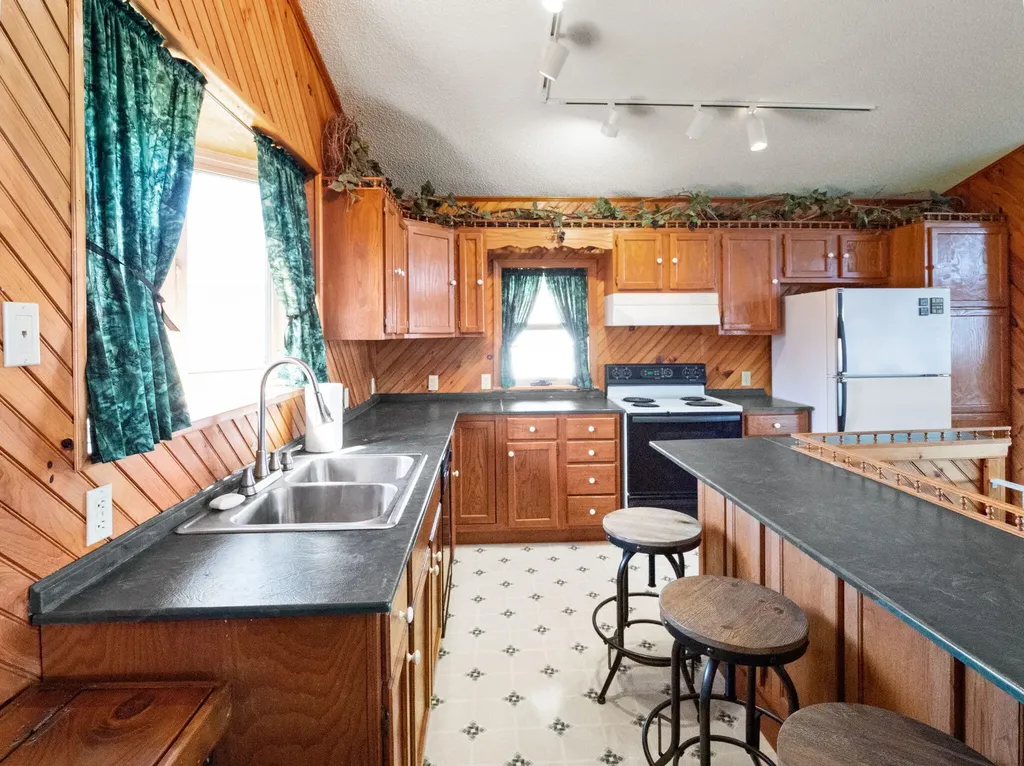 62 Lakeshore Drive New Concord KY 42076