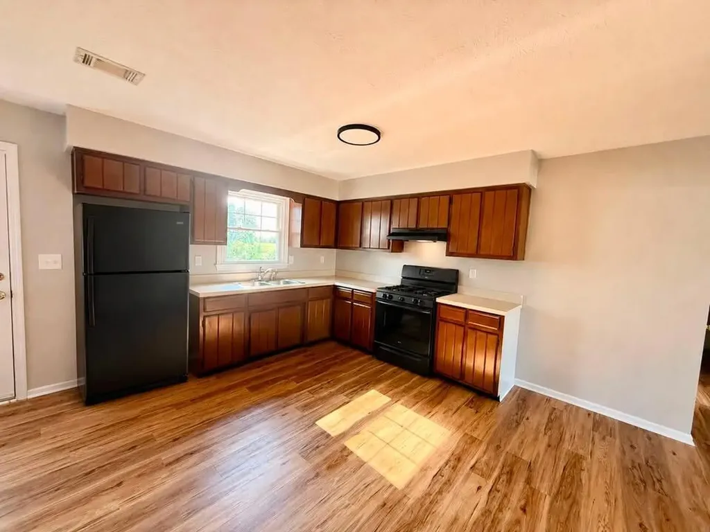 220 Azalea Harrodsburg KY 40330