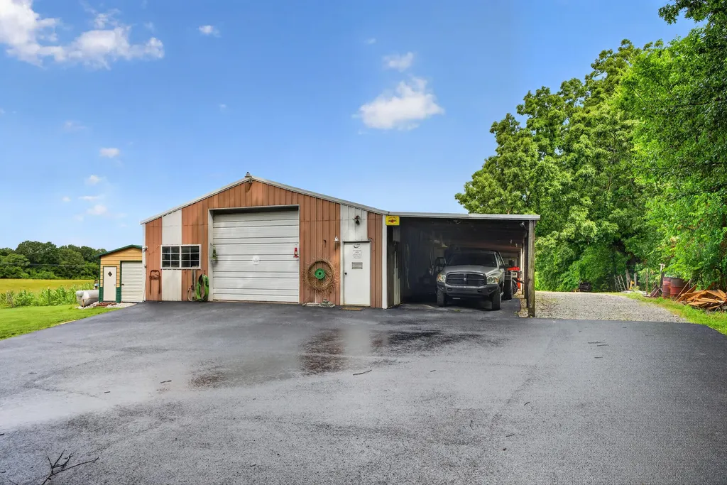 848 Paradise Road Grand Rivers KY 42045