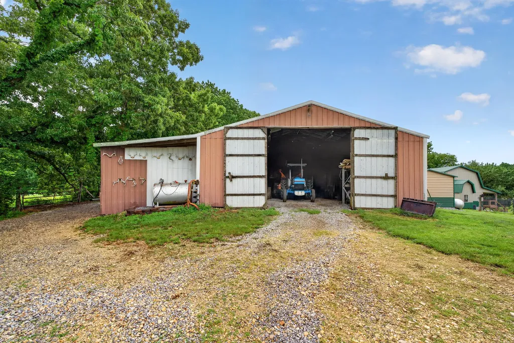 848 Paradise Road Grand Rivers KY 42045
