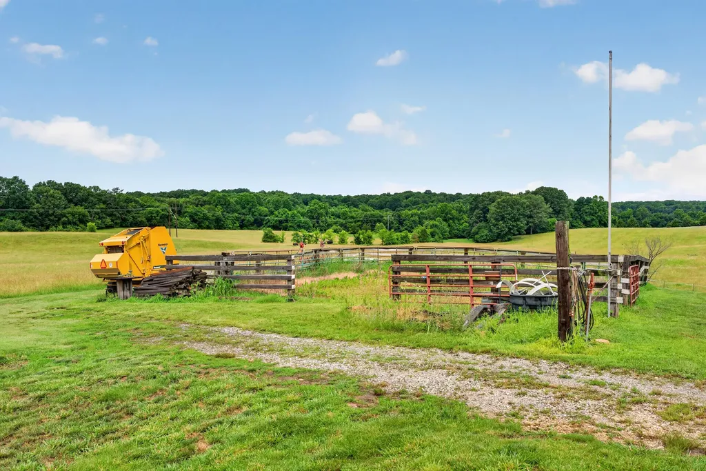 848 Paradise Road Grand Rivers KY 42045