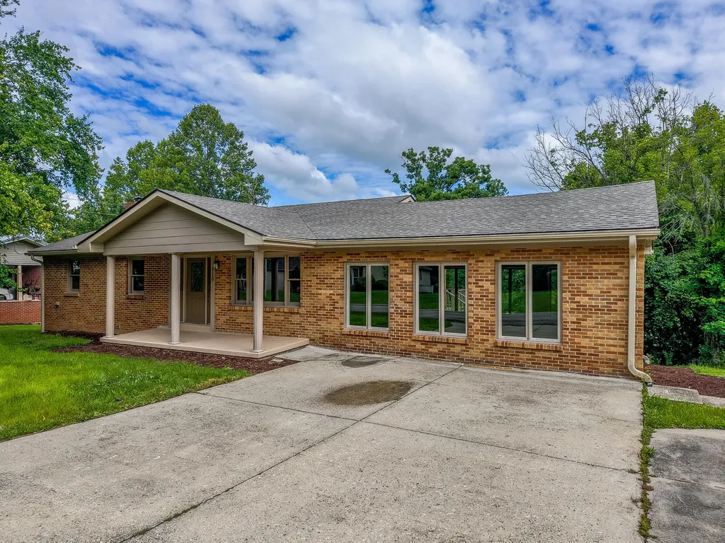 110 Keeton Avenue West Liberty KY 41472